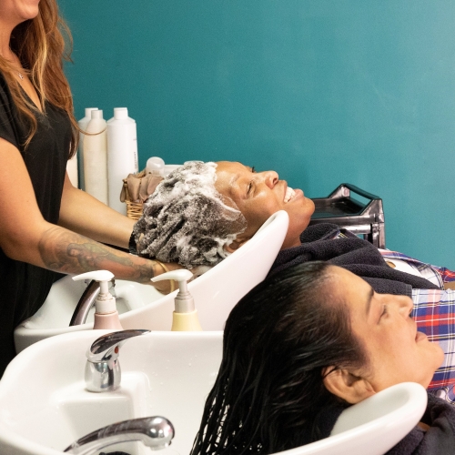 Deux femmes dans un salon de coiffure.