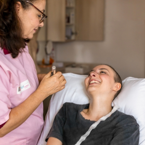 A woman talking with a patient. 